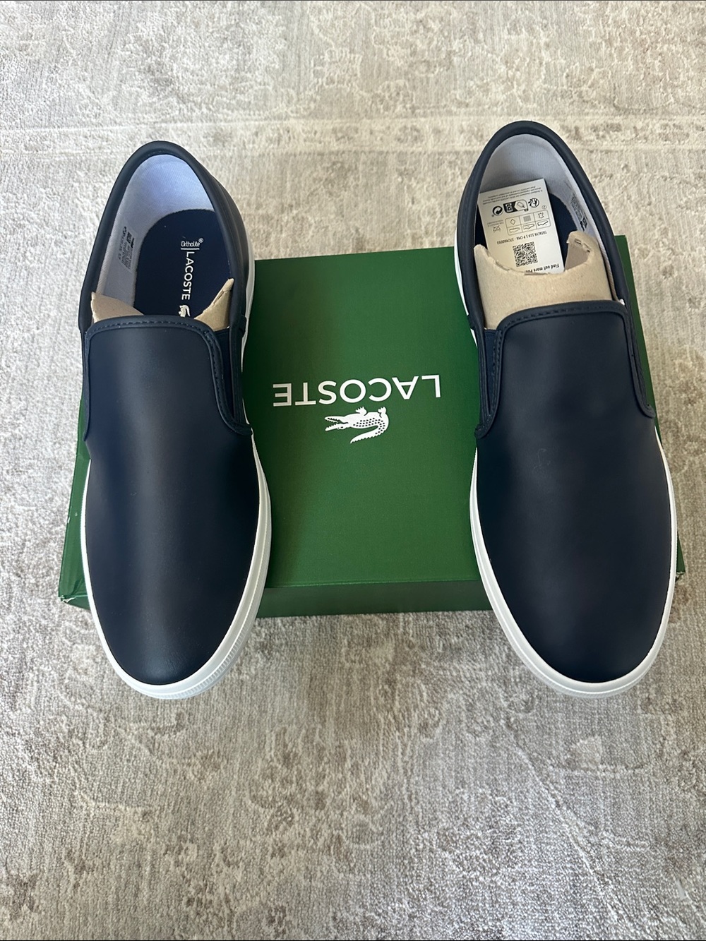 Lacoste Men’s size 10.5 Tatalya Leather Slip-On shoes. Navy/White. NWT’s.